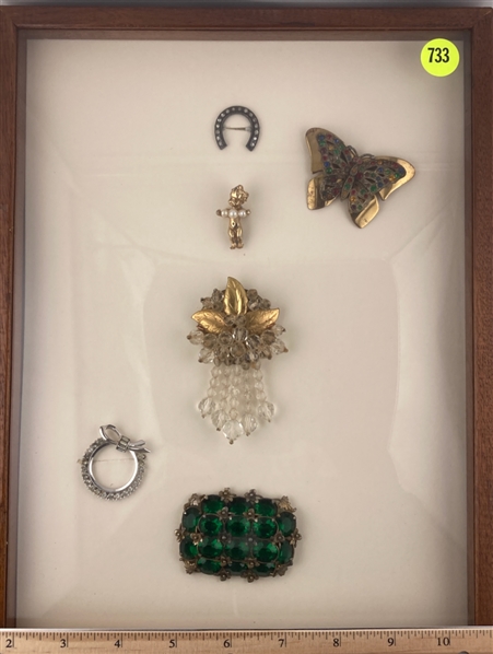 Pins (jewelry) 